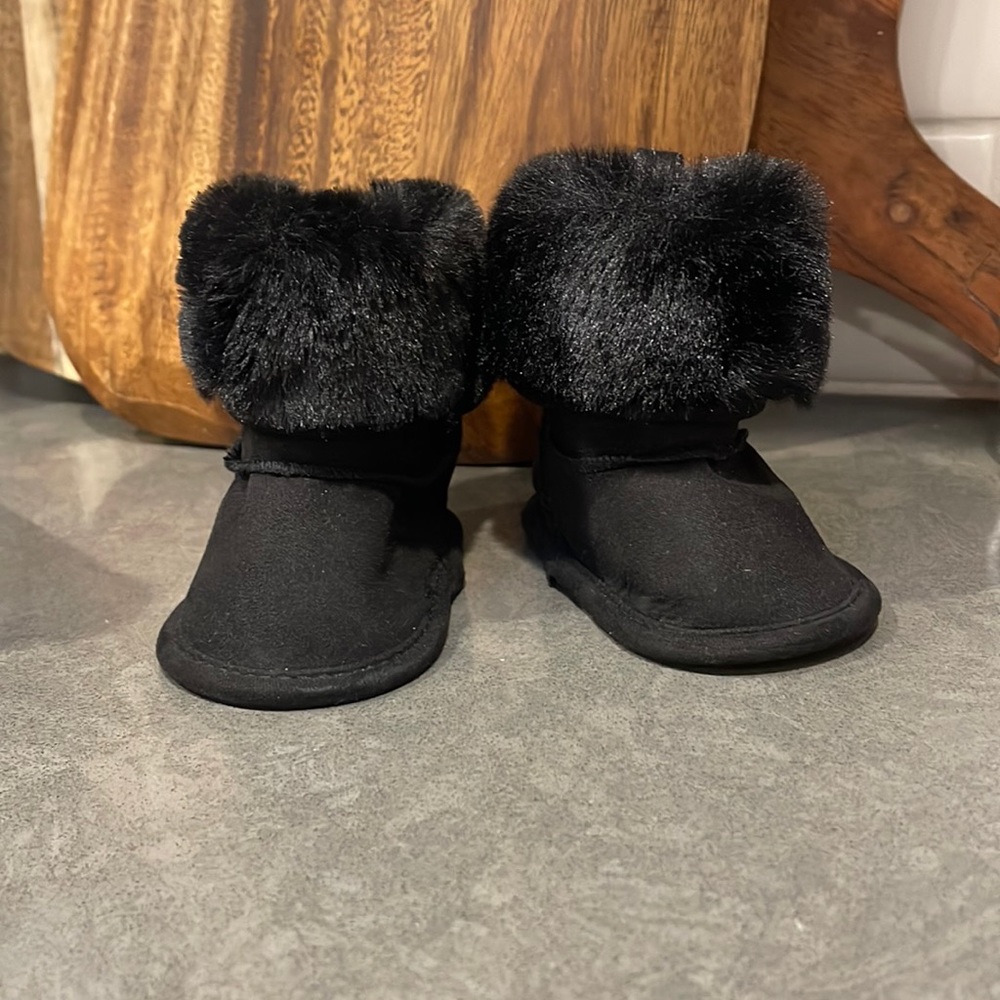 Baby fur boots size 0-6 months NWOT